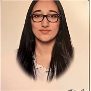 Profesora titula en Educación como ayudante de refuerzo.